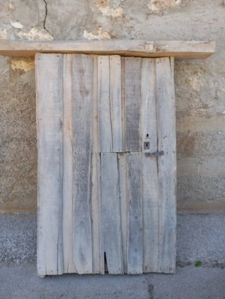 Puerta antigua de lagar de madera