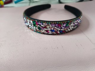 Diadema de pedrería multicolor