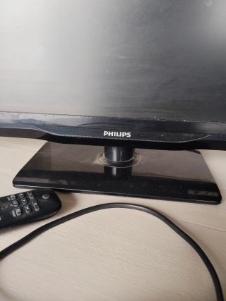 TV Philips  pequeña, con mando a distancia