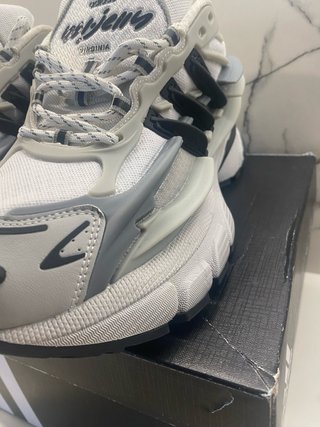 Zapatillas Adidas Grises y Blancas