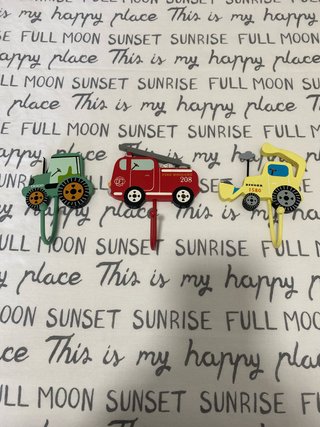 Appendiabiti murali per bambini: trattore, camion, escavatore
