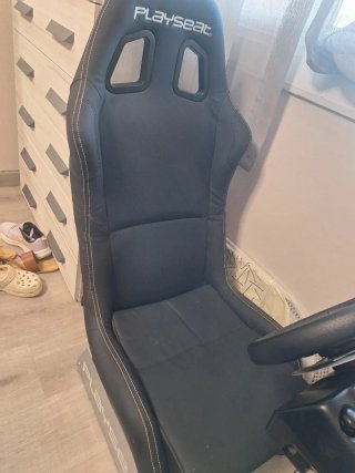 Playseat con volante y pedales Logitech G29