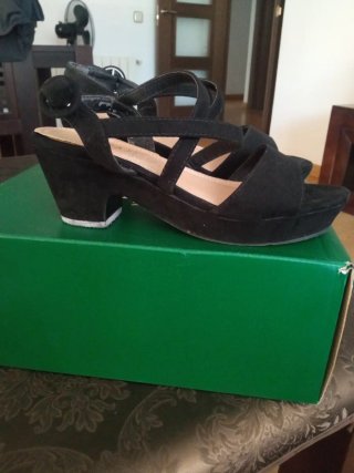 Sandalias negras de tacón