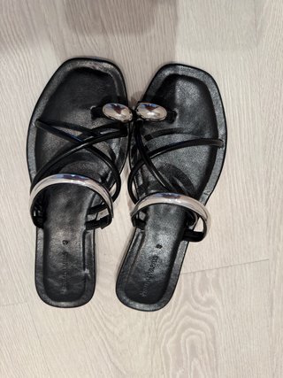 Sandalias Stradivarius negras y plateadas T40