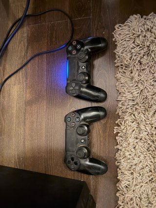 PS4 (PlayStation 4) con 2 controller.