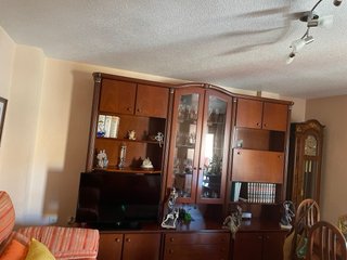 Mueble de salón clásico madera y cristal