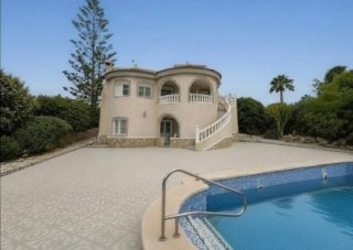 Villa independiente (2 casas, 1 precio)