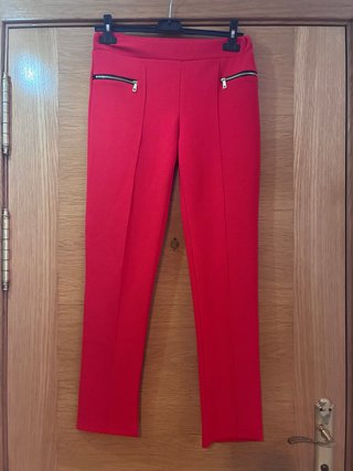 Pantalones rojos con cremalleras