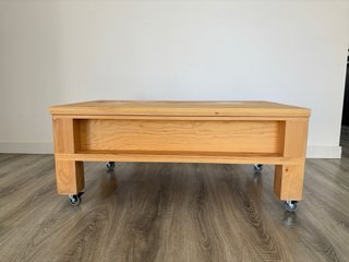 Mesa de centro Meike de madera con ruedas