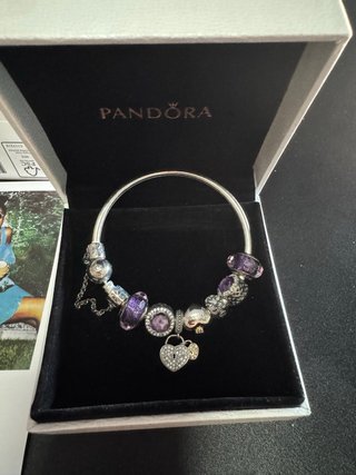 Pulsera Pandora con charms morados y candado