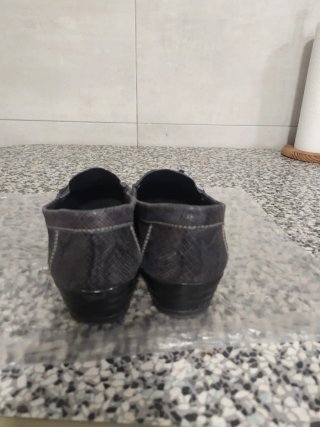 Zapatos mocasines azules y grises