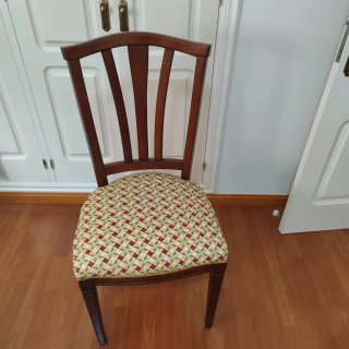 Silla de madera maciza. Recién tapizada