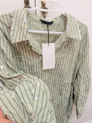Camisa Zara verde con estrellas