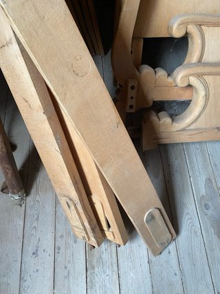Juego de cabeceros de madera tallada.