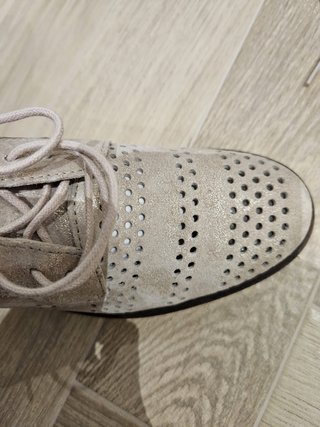 Zapatos de cordones beige y dorados