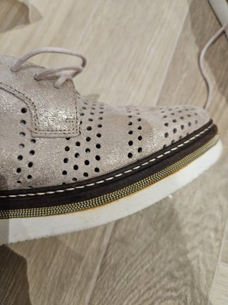 Zapatos de cordones beige y dorados