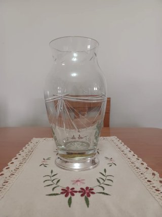 Jarrón de cristal con pie de plata