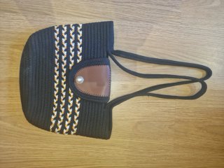 Bolso negro con detalles multicolores