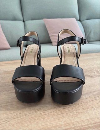 Sandalias negras tacón y plataforma