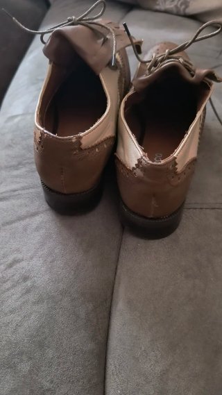 Zapatos de vestir beige y marrón