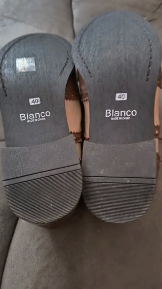 Zapatos de vestir beige y marrón
