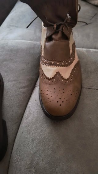 Zapatos de vestir beige y marrón