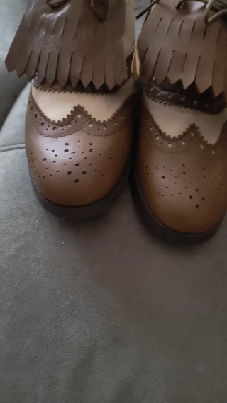 Zapatos de vestir beige y marrón