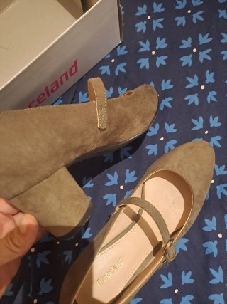 Zapatos marrones de tacón con tira