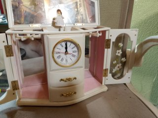 Caja de música antigua con reloj