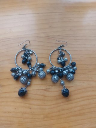 Pendientes largos rojos y plateados