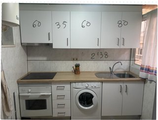 Cocina modular blanca y madera
