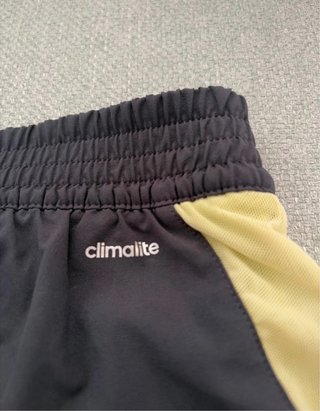 Pantalón corto deportivo Adidas negro y amarillo