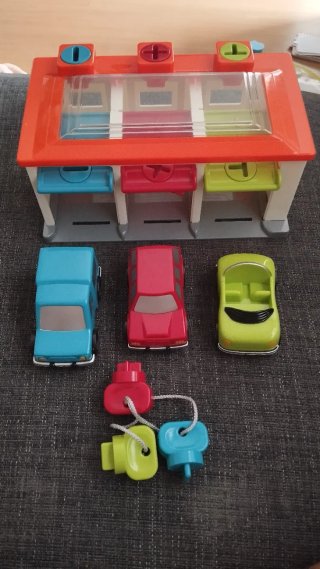 Garaje coches y llaves para niños