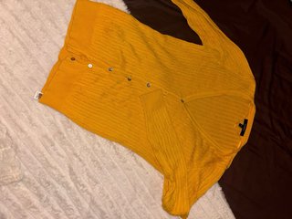 Conjunto amarillo camiseta y chaqueta