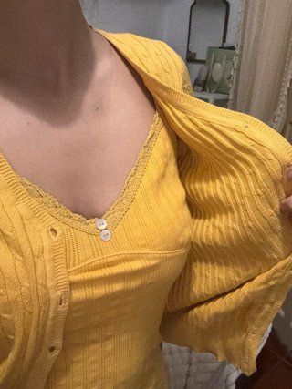 Conjunto amarillo camiseta y chaqueta