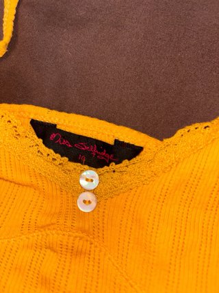 Conjunto amarillo camiseta y chaqueta