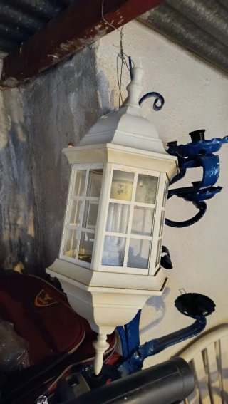 Farol de jardín blanco y gris