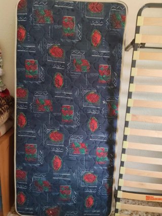 Cama individual con somier de láminas