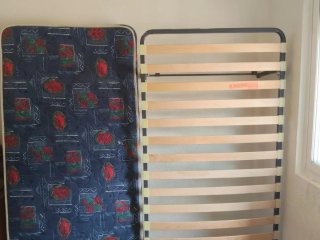Cama individual con somier de láminas