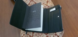 Cartera Parfois negra con tachuelas y agenda