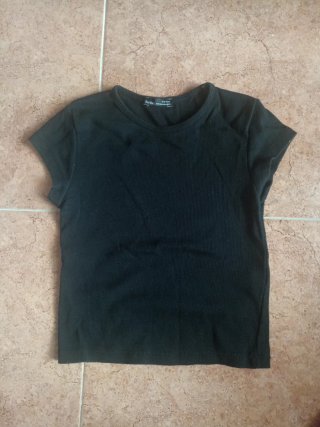 Camiseta corta Bershka negra Talla 10-12 años