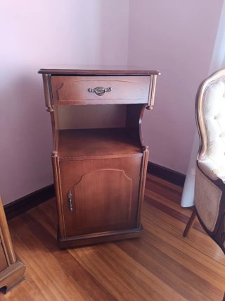 Mesita de noche de madera