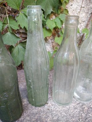 Molte bottiglie di vetro antiche decorative