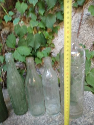 Molte bottiglie di vetro antiche decorative