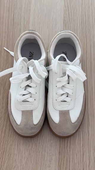 Zapatillas Zara niño blancas y beig Talla 33