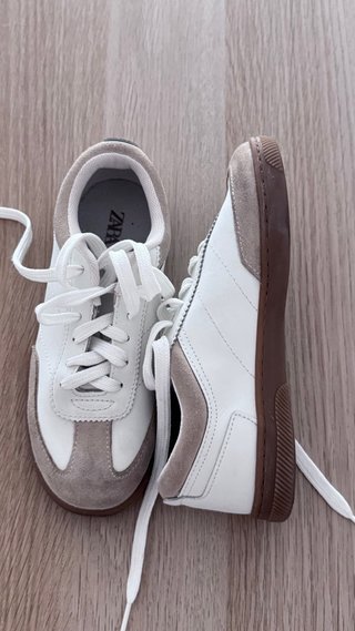 Zapatillas Zara niño blancas y beig Talla 33