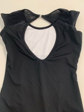Maillot negro con detalles de malla