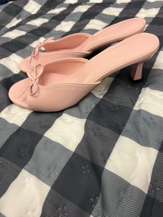 Sandalias rosas con lazo