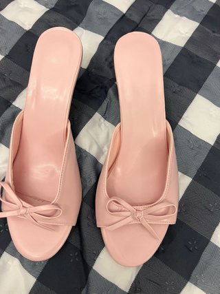 Sandalias rosas con lazo