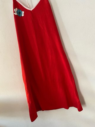 Vestido rojo con flor